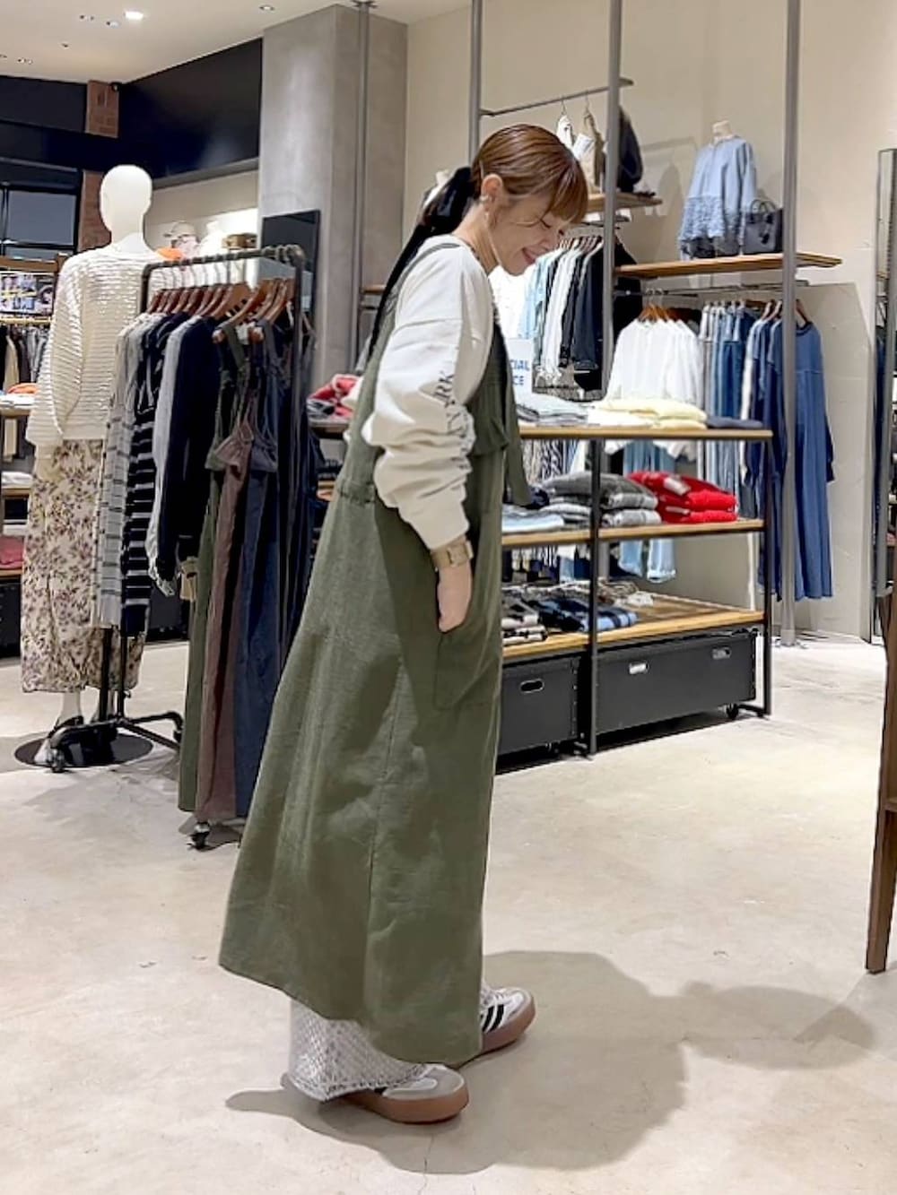 「着痩せ・細見え、体型カバー、ナチュラル、ママコーデ、春コーデ、カジュアル、niko and ...、淡色コーデ、Over40スタッフ、大人カジュアル、ワンピース、ロンT、パンツ、デニムパンツ、NKJコーデ_niko and ...」｜「niko and...の2WAYフリルジャンパースカート（ジャンパースカート、グリーン系）」を使った、みきてぃ24さん（レディース・158cm）の春コーディネートの8枚目の写真