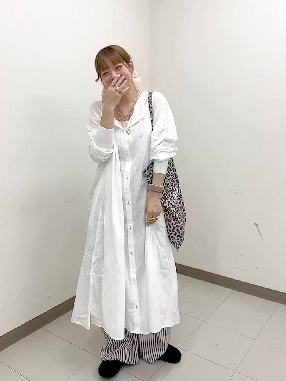 その他のトートバッグ、ブラック系のパンプス、ホワイト系のデニムパンツを着用したレディースの冬コーディネートの5枚目の写真