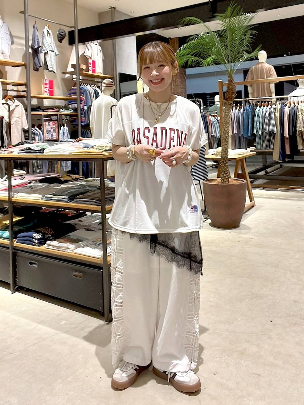 ホワイト系のその他パンツ、ベージュ系のスーツケース/キャリーバッグ、ホワイト系のバックパック/リュックを着用したレディースの夏コーディネートの7枚目の写真