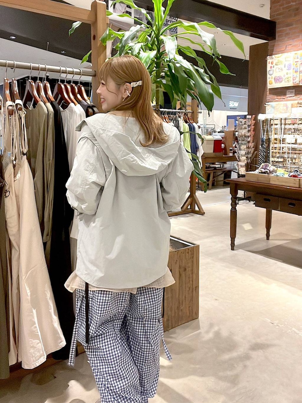 ブルー系のカーゴパンツ、グレー系のナイロンジャケットを着用したレディースの春コーディネートの4枚目の写真