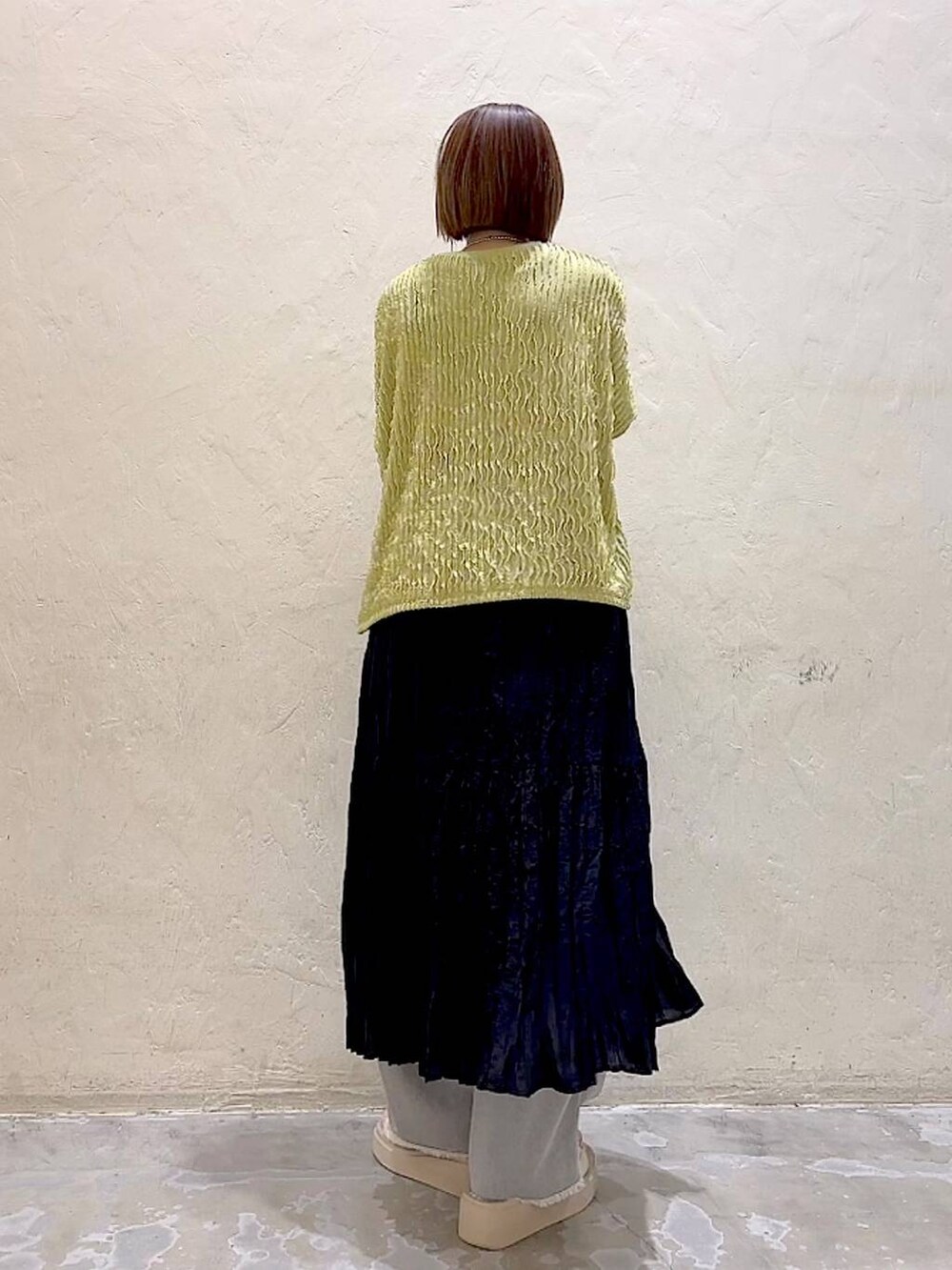 ホワイト系のサンダル、ブラック系のスカート、グレー系のデニムパンツを着用したレディースの夏コーディネートの4枚目の写真