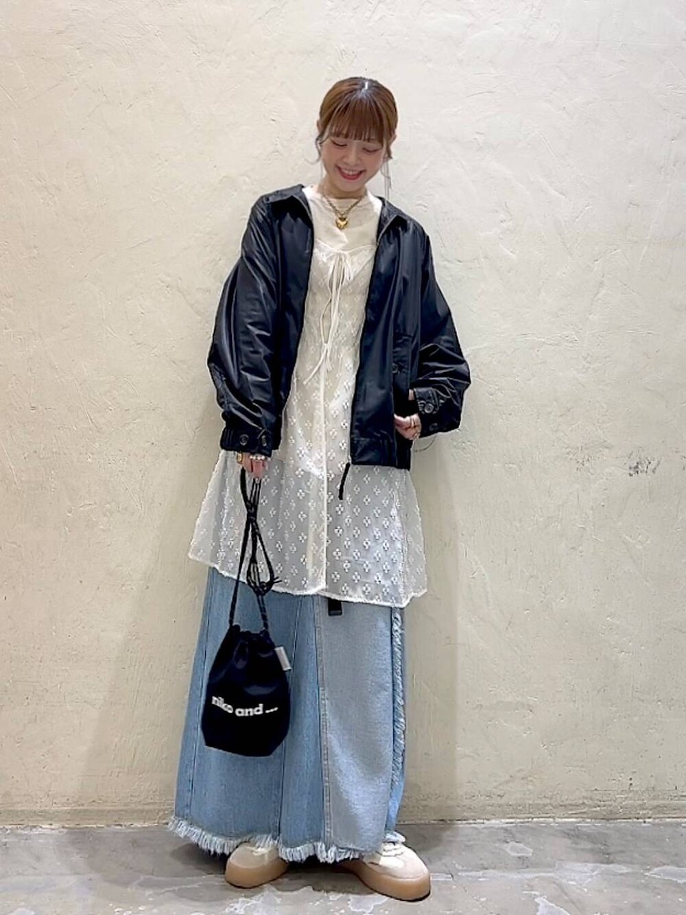 「ブルゾン、ロンT、ワンピース、スカート、レイヤードスタイル、着痩せ・細見え、体型カバー、ナチュラル、ママコーデ、春コーデ、カジュアル、niko and ...、淡色コーデ、Over40スタッフ、大人カジュアル」｜「niko and...のミニパイルステッチプルオーバー（Tシャツ/カットソー、ベージュ系）」を使った、みきてぃ24さん（レディース・158cm）の春コーディネートの8枚目の写真