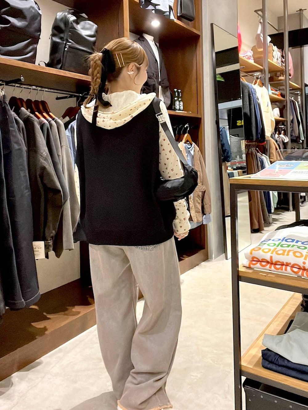 ピンク系のデニムパンツ、ベージュ系のスニーカー、ブラック系のボディバッグ/ウエストポーチを着用したレディースの冬コーディネートの9枚目の写真