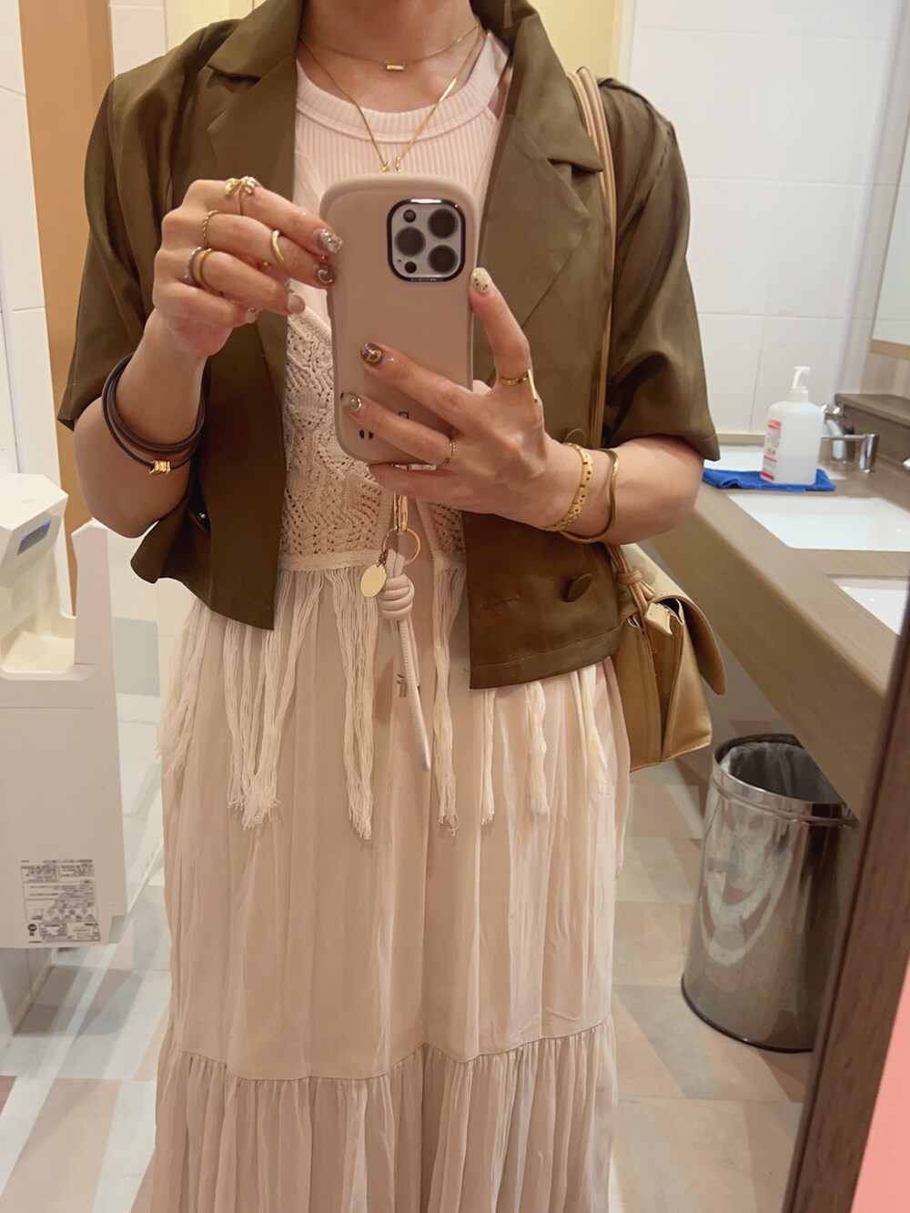 ブラウン系のテーラードジャケット、ホワイト系のワンピース、ベージュ系のサンダルを着用したレディースの夏コーディネートの2枚目の写真