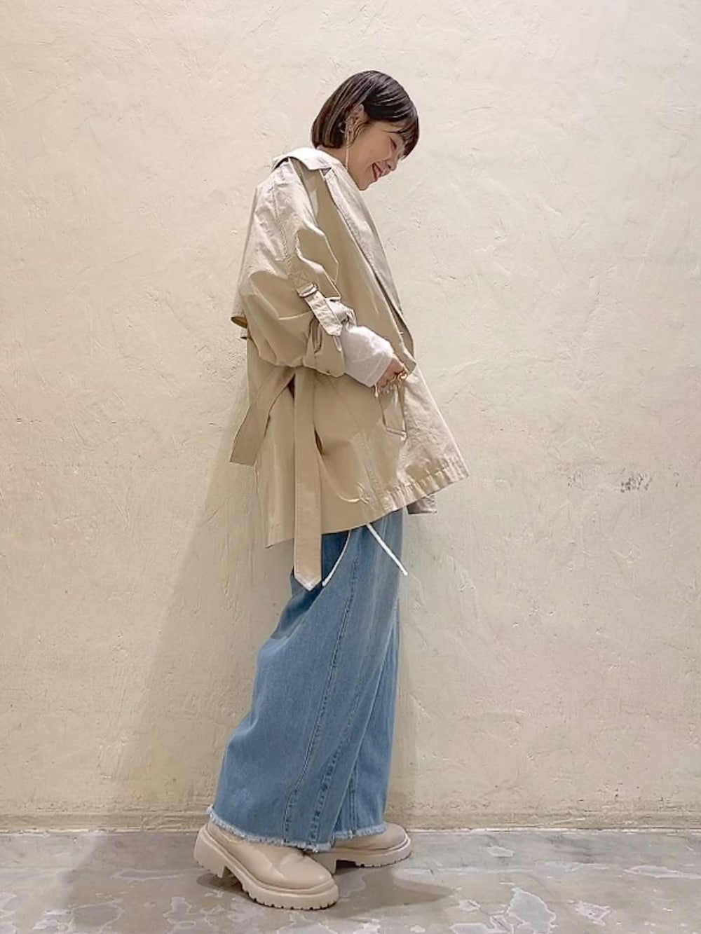 グレー系のキャミソール、ベージュ系のベスト、ベージュ系のブーツを着用したレディースの冬コーディネートの4枚目の写真