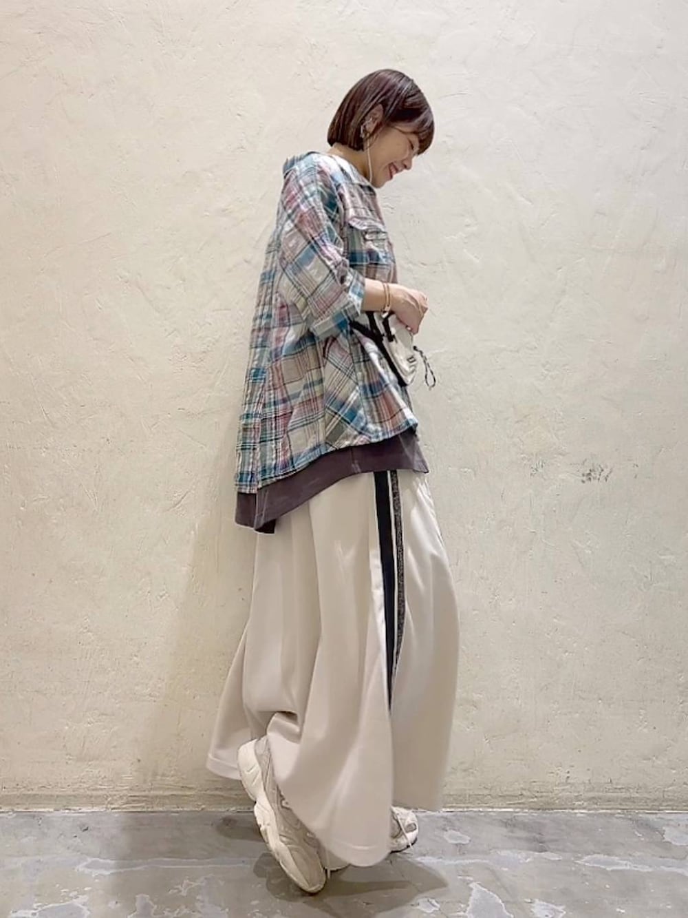 ベージュ系のスカート、その他のTシャツ/カットソー、ベージュ系のショルダーバッグを着用したレディースの夏コーディネートの2枚目の写真