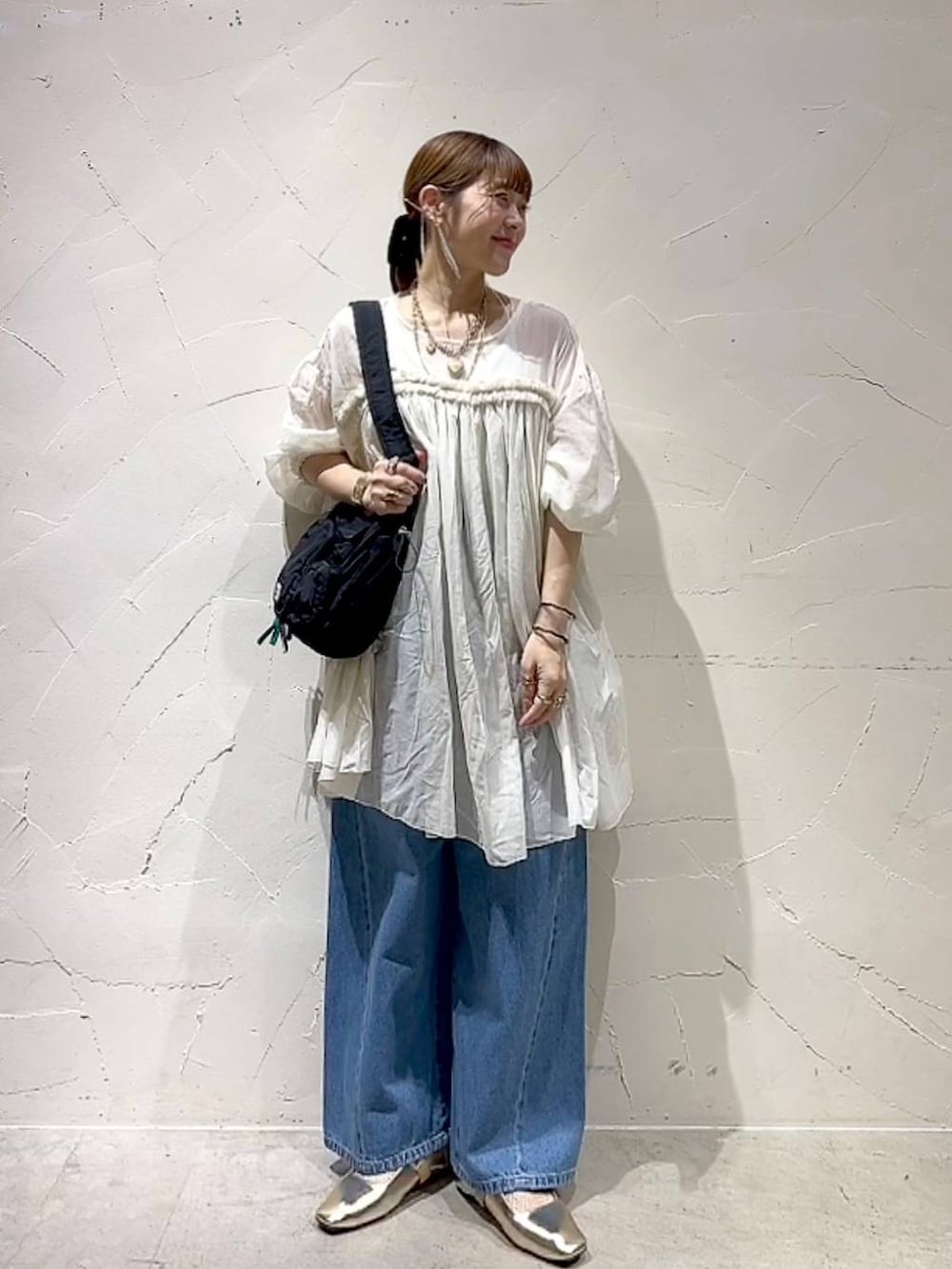 「着痩せ・細見え、体型カバー、ナチュラル、ママコーデ、春コーデ、夏コーデ、カジュアル、niko and ...、淡色コーデ、Over40スタッフ、大人カジュアル、ワンピース、デニムパンツ、パンツ、パンプス」｜「niko and...の【竹下玲奈×NAVYS】コラボ ホックアジャストパンツ（その他パンツ、ブルー系）」を使った、みきてぃ24さん（レディース・158cm）の春コーディネートの9枚目の写真