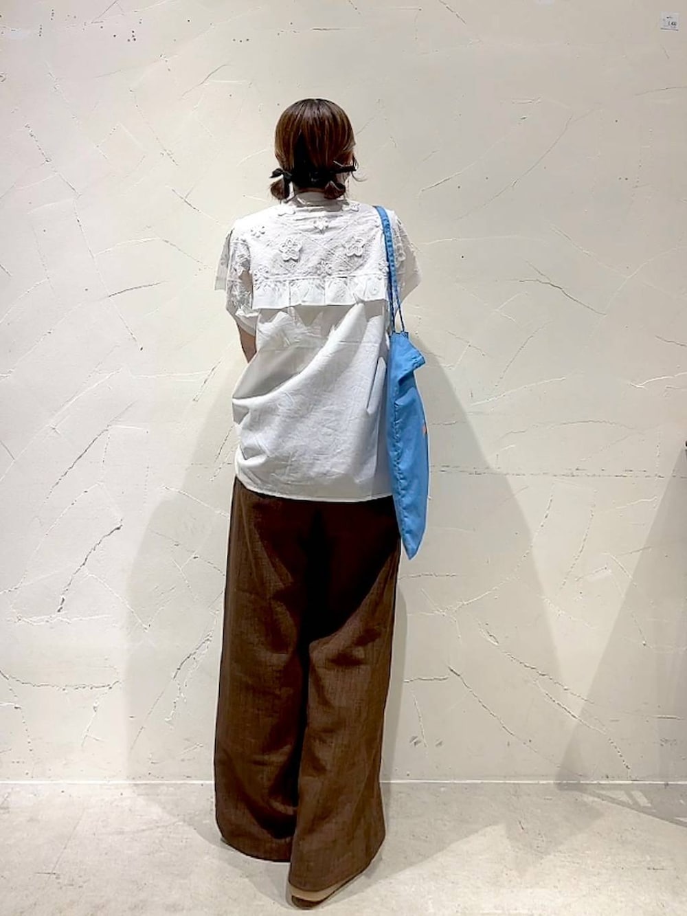 ブルー系のトートバッグ、ホワイト系のシャツ/ブラウス、ブラウン系のその他パンツを着用したレディースの夏コーディネートの5枚目の写真