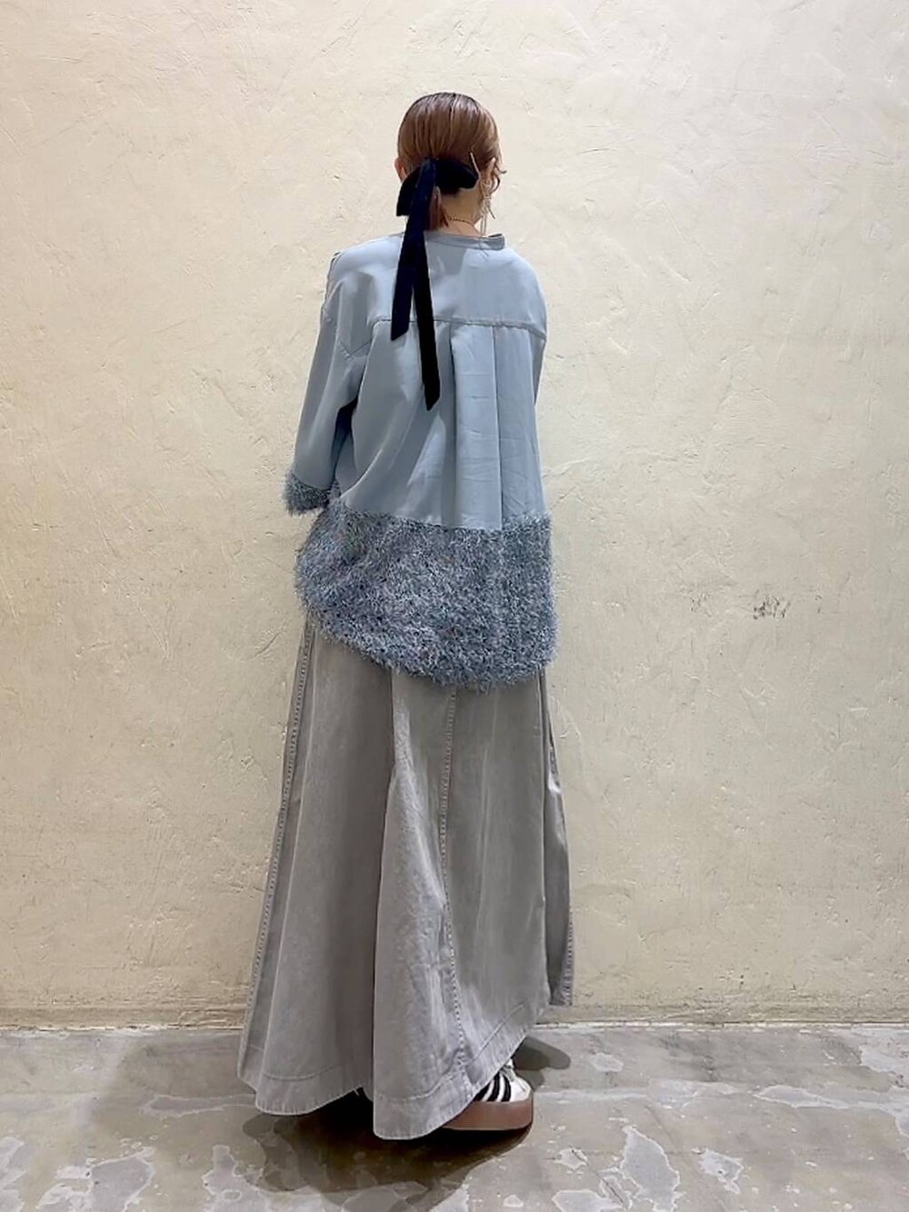 グレー系のスカート、ブルー系のシャツ/ブラウスを着用したレディースの冬コーディネートの5枚目の写真