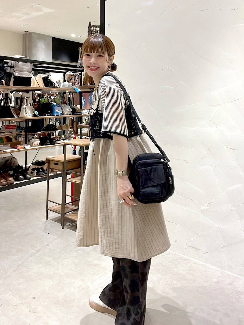 「着痩せ・細見え、体型カバー、ナチュラル、ママコーデ、春コーデ、夏コーデ、カジュアル、niko and ...、淡色コーデ、Over40スタッフ、大人カジュアル、キャミワンピース、パンツ、キャミソール、ショルダーバッグ」｜「niko and...のオリジナルマルチポケットショルダーバッグ（ショルダーバッグ、ブラック系）」を使った、みきてぃ24さん（レディース・158cm）の夏コーディネートの7枚目の写真