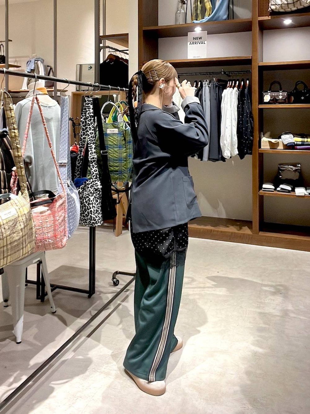 ホワイト系のTシャツ/カットソー、グリーン系のその他パンツ、グレー系のチュニックを着用したレディースの冬コーディネートの5枚目の写真