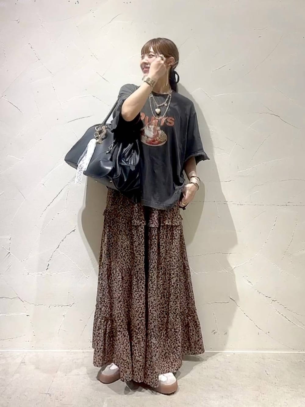 「着痩せ・細見え、体型カバー、ナチュラル、ママコーデ、春コーデ、夏コーデ、カジュアル、niko and ...、淡色コーデ、Over40スタッフ、大人カジュアル、Tシャツ、スカート、ロングスカート、ボストンバッグ」｜「eLの【eL】Large Boston Bag/288120（ショルダーバッグ、ブラック系）」を使った、みきてぃ24さん（レディース・158cm）の春コーディネートの2枚目の写真