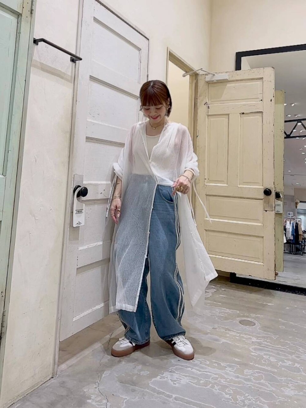 「デニムパンツ、着痩せ・細見え、体型カバー、ナチュラル、ママコーデ、夏コーデ、カジュアル、niko and ...、淡色コーデ、Over40スタッフ、大人カジュアル、シンプルコーデ、シンプル、ワンピース」｜「niko and...のシアーシャーリングワンピース（ワンピース、ホワイト系）」を使った、みきてぃ24さん（骨格ウェーブ・レディース・158cm）の夏コーディネートの6枚目の写真