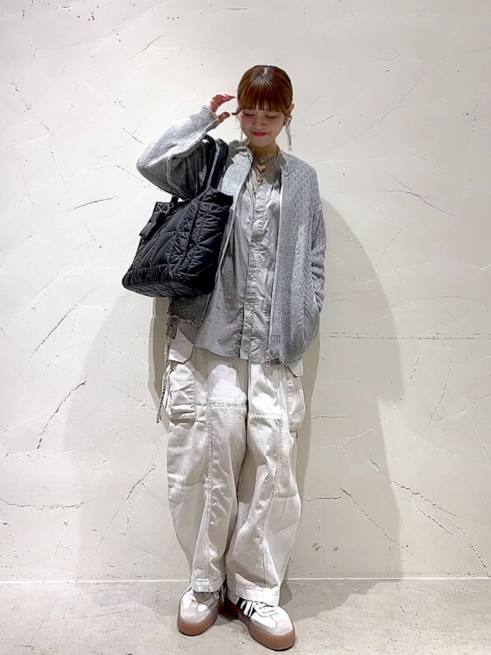 「着痩せ・細見え、体型カバー、ナチュラル、ママコーデ、春コーデ、カジュアル、niko and ...、淡色コーデ、Over40スタッフ、大人カジュアル、ブルゾン、カーディガン、シャツ、ミリタリー、パンツ」｜「niko and...のオリジナル2WAYキルトトートバッグＭ_Ｎ（トートバッグ、ブラック系）」を使った、みきてぃ24さん（レディース・158cm）の春コーディネートの8枚目の写真