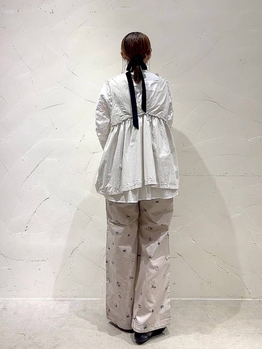 「着痩せ・細見え、体型カバー、ナチュラル、ママコーデ、春コーデ、夏コーデ、カジュアル、niko and ...、淡色コーデ、Over40スタッフ、大人カジュアル、シャツ、シャツスタイル、ブラウス、ベスト」｜「niko and...のオリジナル細コードショルダー巾着バッグN（ショルダーバッグ、ホワイト系）」を使った、みきてぃ24さん（レディース・158cm）の春コーディネートの5枚目の写真
