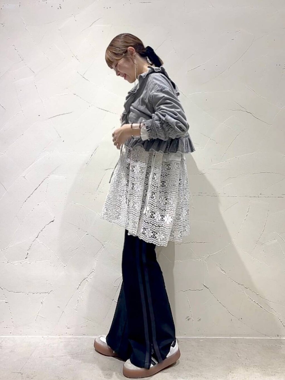 グレー系のシャツ/ブラウス、ブラック系のその他パンツ、ホワイト系のチュニックを着用したレディースの春コーディネートの6枚目の写真