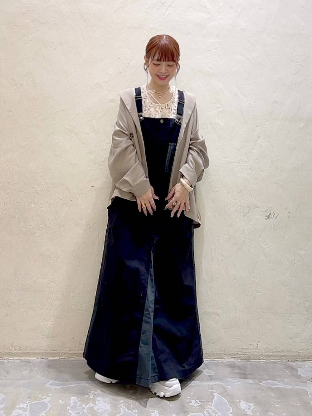 ベージュ系のその他トップス、ブラック系のジャンパースカート、ベージュ系のその他アウターを着用したレディースの夏コーディネートの7枚目の写真