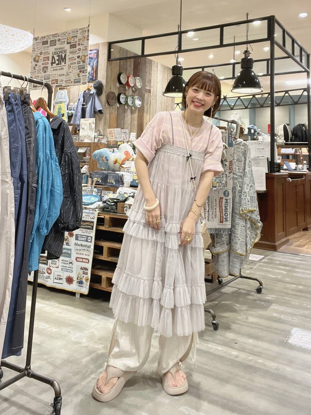 「着痩せ・細見え、体型カバー、ナチュラル、ママコーデ、夏コーデ、カジュアル、niko and ...、淡色コーデ、Over40スタッフ、大人カジュアル、Tシャツ、レイヤードスタイル、モバイルグッズ_Me%、生活雑貨、サンダル」｜「niko and...のオリジナルニコモコトングサンダル（サンダル、ベージュ系）」を使った、みきてぃ24さん（骨格ウェーブ・レディース・158cm）の夏コーディネートの3枚目の写真