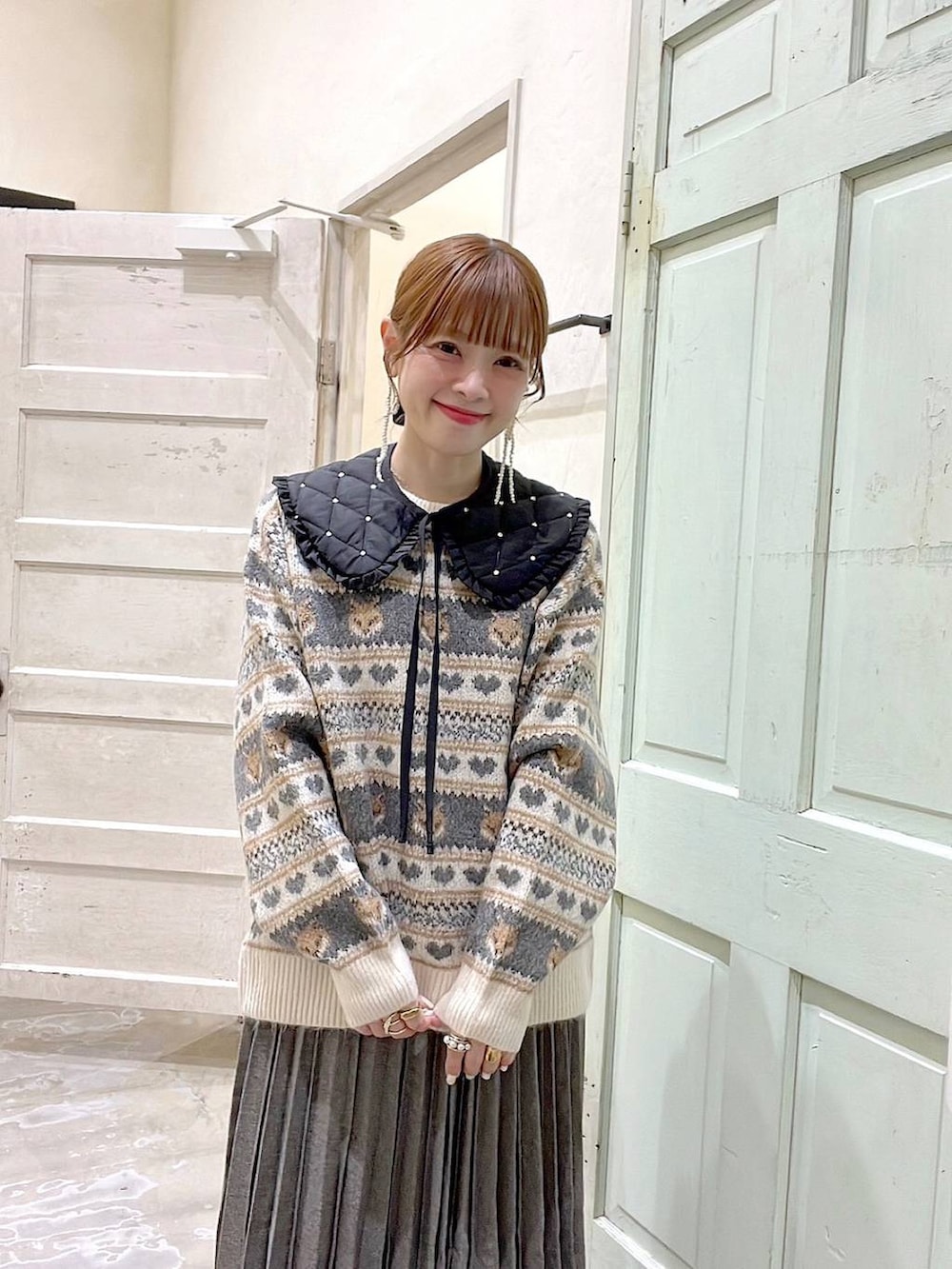 その他のスカート、ベージュ系のニット/セーター、ブラック系の付け襟を着用したレディースの冬コーディネートの3枚目の写真