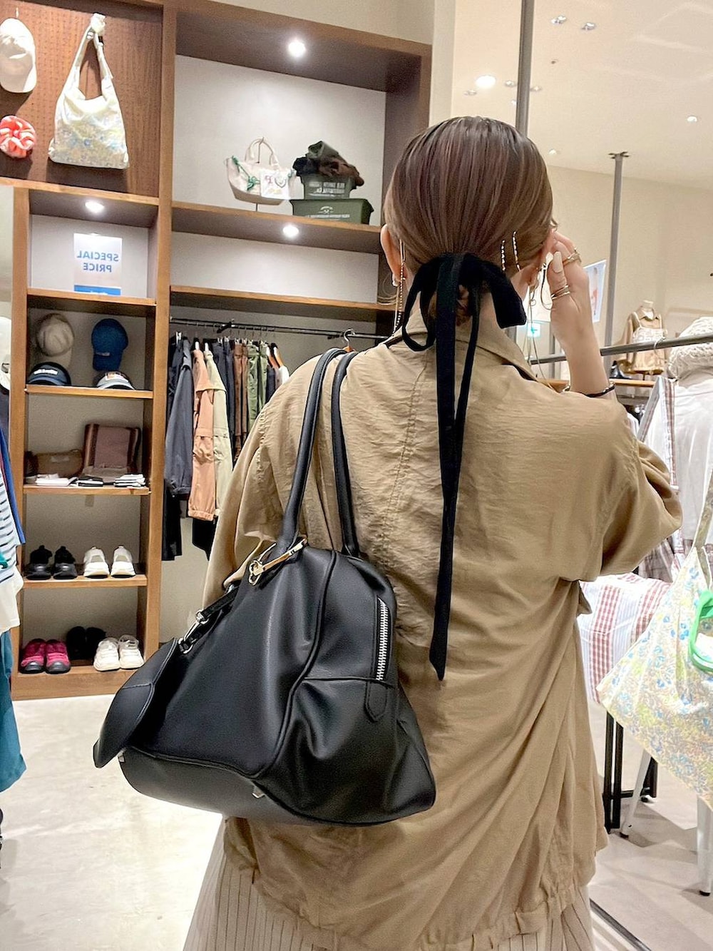 「着痩せ・細見え、体型カバー、ナチュラル、ママコーデ、秋コーデ、きれいめ、カジュアル、niko and ...、淡色コーデ、Over40スタッフ、大人カジュアル、秋服準備はじめました、シャツ、ワンピース、タンクトップ」｜「eLの【eL】Large Boston Bag/288120（ショルダーバッグ、ブラック系）」を使った、みきてぃ24さん（レディース・158cm）の夏コーディネートの7枚目の写真