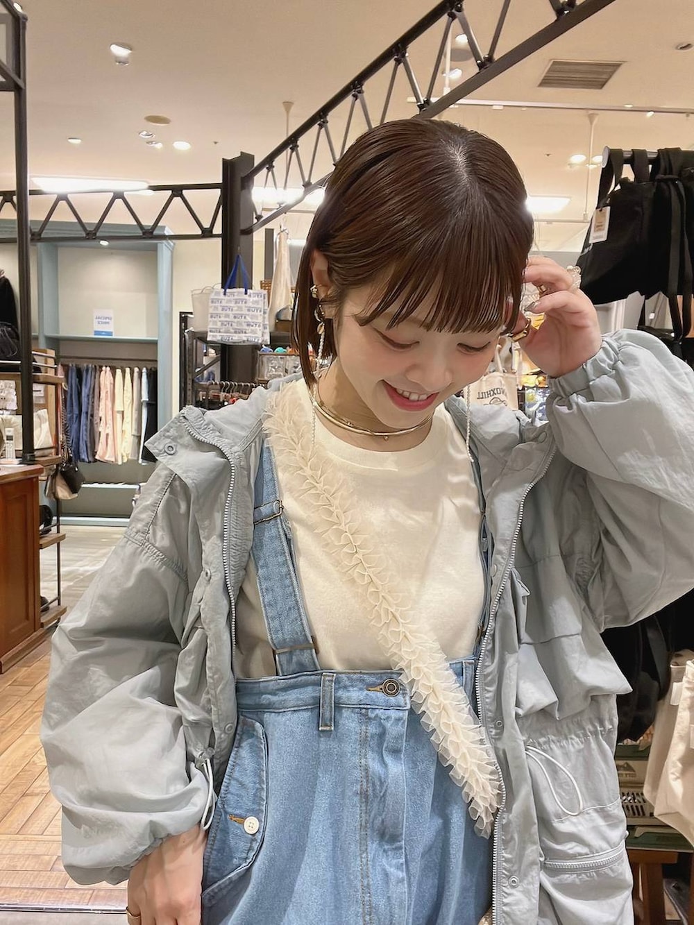 「着痩せ・細見え、体型カバー、ナチュラル、ママコーデ、冬コーデ、カジュアル、niko and ...、ブルゾン、デニムパンツ、モバイルグッズ_Me%、春コーデ、ラフ、モテ」|「Me%のラメカスタムポーチサイフ 103424(コインケース、ゴールド系)」を使った、みきてぃ24さん(骨格ウェーブ・レディース・158cm)の冬コーディネートの2枚目の写真