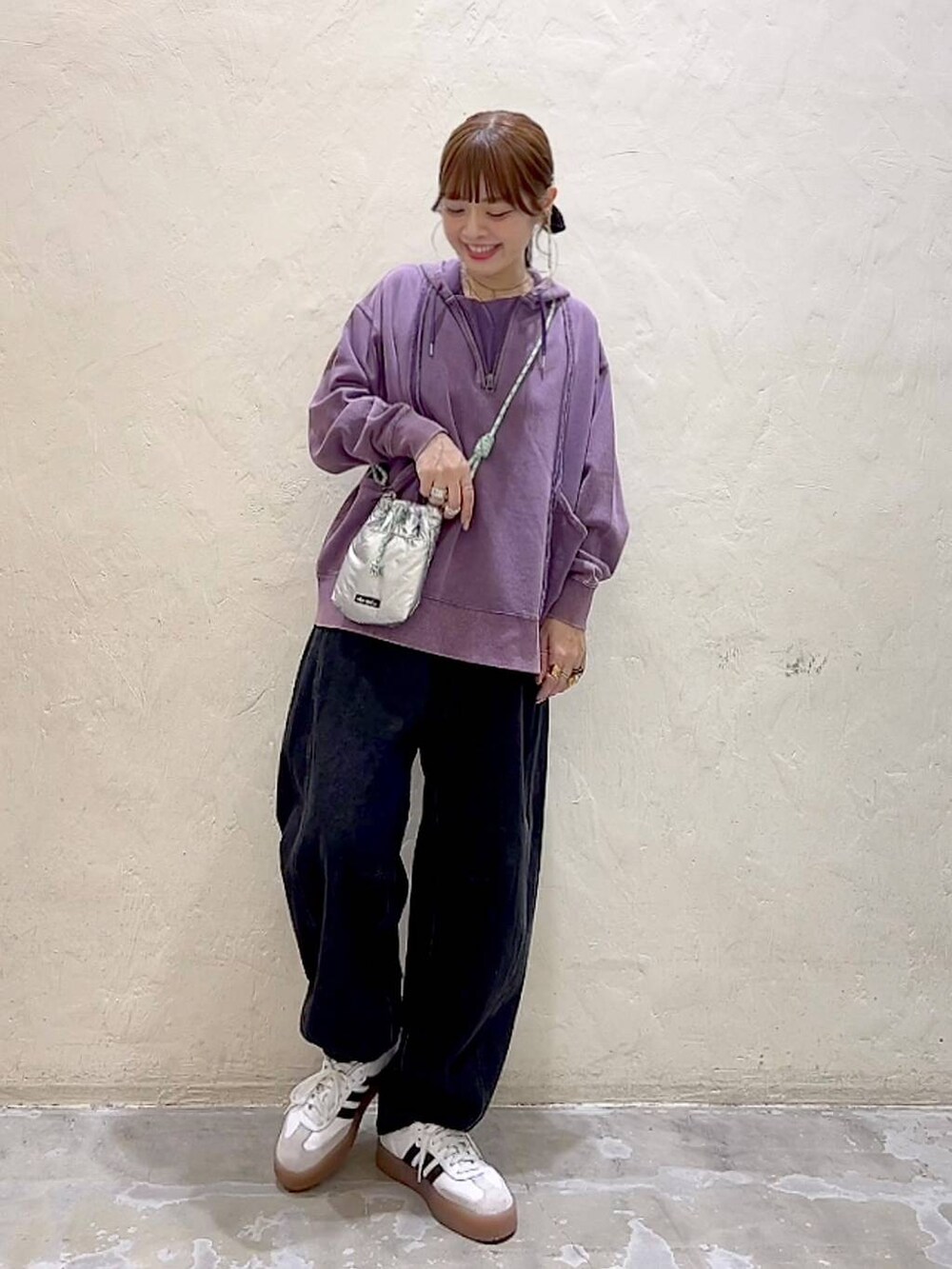 シルバー系のショルダーバッグ、ブラック系のその他パンツ、パープル系のパーカーを着用したレディースの秋コーディネートの2枚目の写真