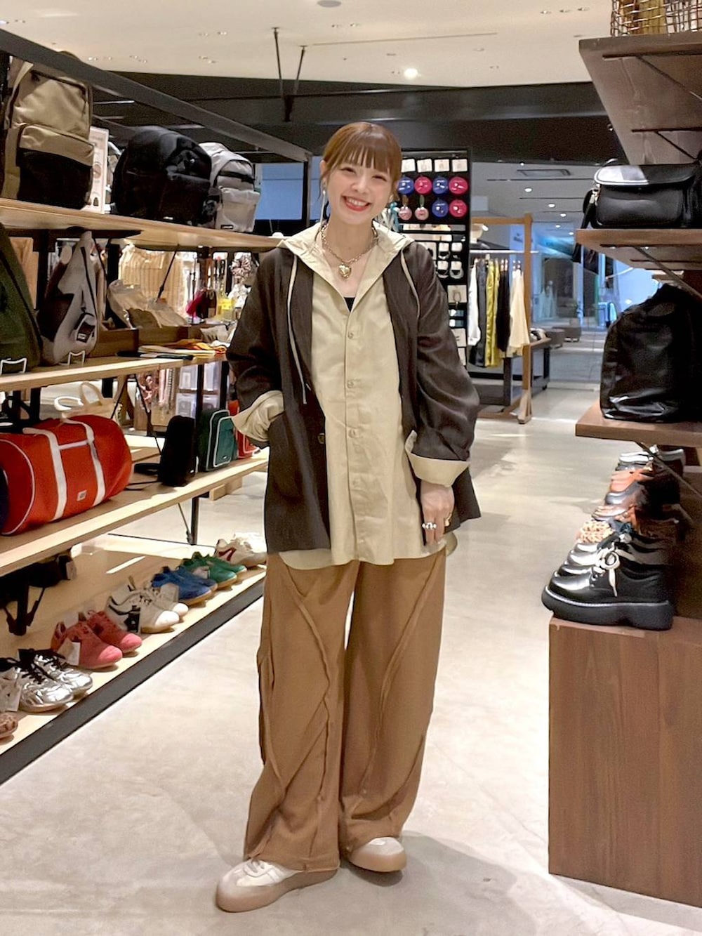 ブラウン系のテーラードジャケットを着用したレディースの秋コーディネートの8枚目の写真