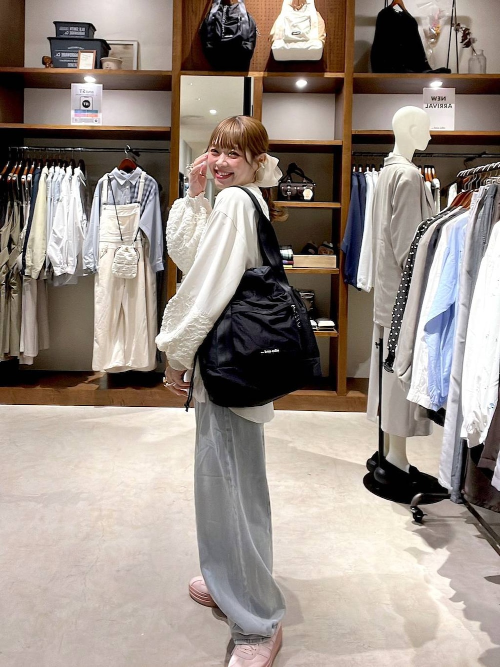 ホワイト系のシャツ/ブラウス、ブルー系のデニムパンツ、ホワイト系のTシャツ/カットソーを着用したレディースの冬コーディネートの4枚目の写真