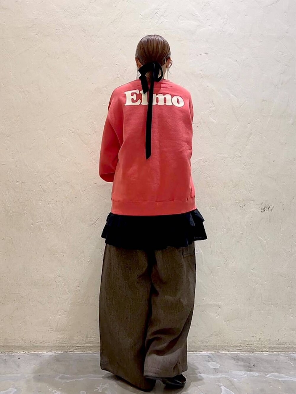 ブラウン系のその他パンツ、ブラック系のパンプス、レッド系のスウェットを着用したレディースの冬コーディネートの5枚目の写真