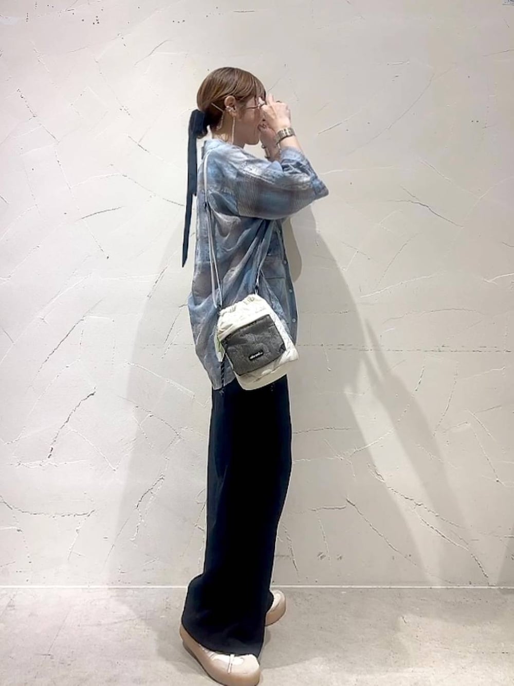 ブルー系のシャツ/ブラウス、ホワイト系のTシャツ/カットソー、ブラック系のその他パンツを着用したレディースの夏コーディネートの4枚目の写真