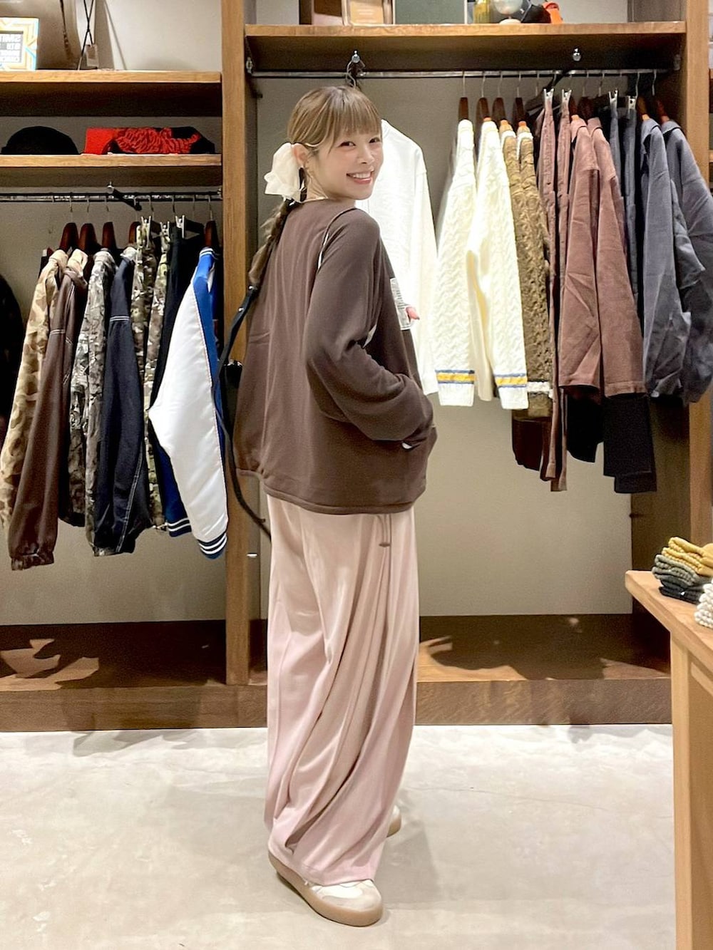 ピンク系のTシャツ/カットソー、ピンク系のスラックス、ブラウン系のベルトを着用したレディースの秋コーディネートの6枚目の写真