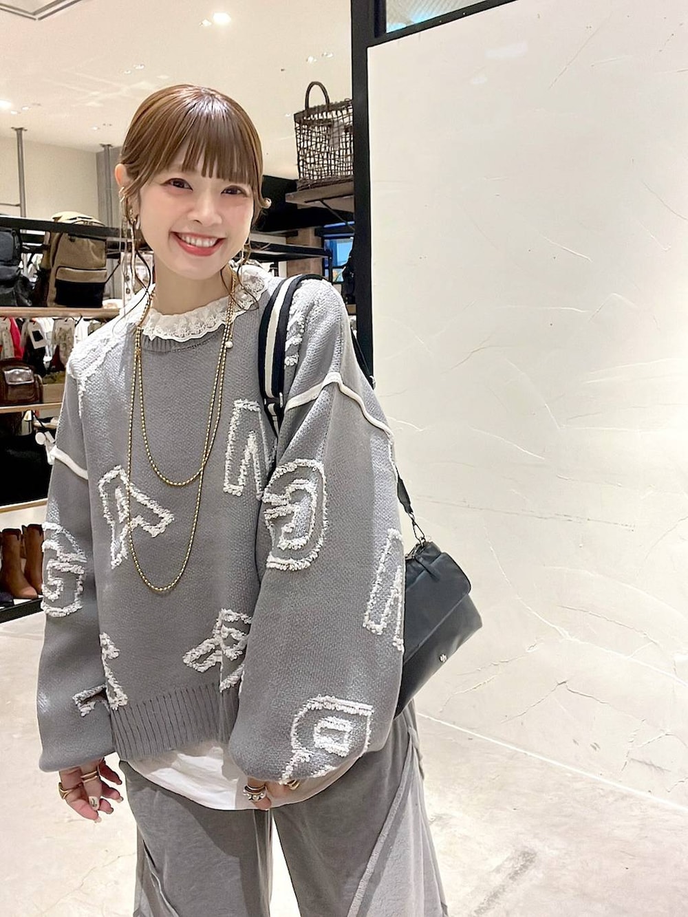 ブラック系のショルダーバッグ、その他のシャツ/ブラウス、その他のインテリア雑貨を着用したレディースの秋コーディネートの2枚目の写真