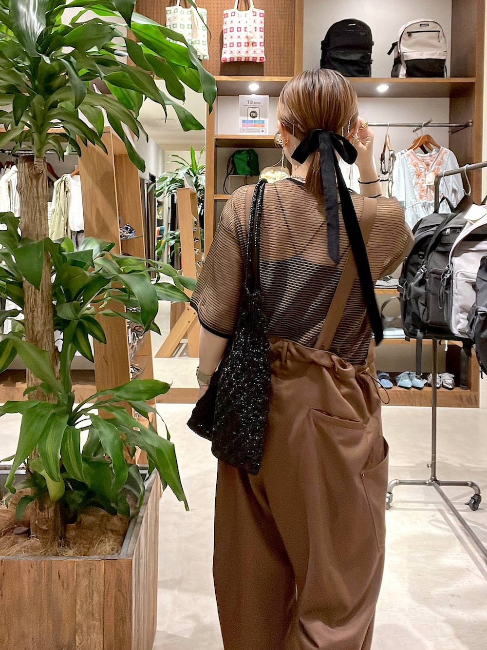 「着痩せ・細見え、体型カバー、ナチュラル、ママコーデ、春コーデ、夏コーデ、カジュアル、niko and ...、淡色コーデ、Over40スタッフ、大人カジュアル、サロペット、シアートップス、カップ付きインナー、トートバッグ」｜「niko and...のオリジナルシェルモチーフトートバッグ（トートバッグ、ブラック系）」を使った、みきてぃ24さん（レディース・158cm）の春コーディネートの7枚目の写真