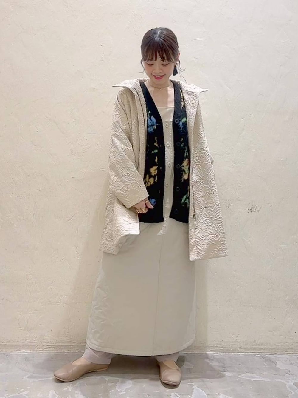 ベージュ系のその他パンツ、ベージュ系のジャンパースカート、ブラック系のカーディガン/ボレロを着用したレディースの冬コーディネートの7枚目の写真