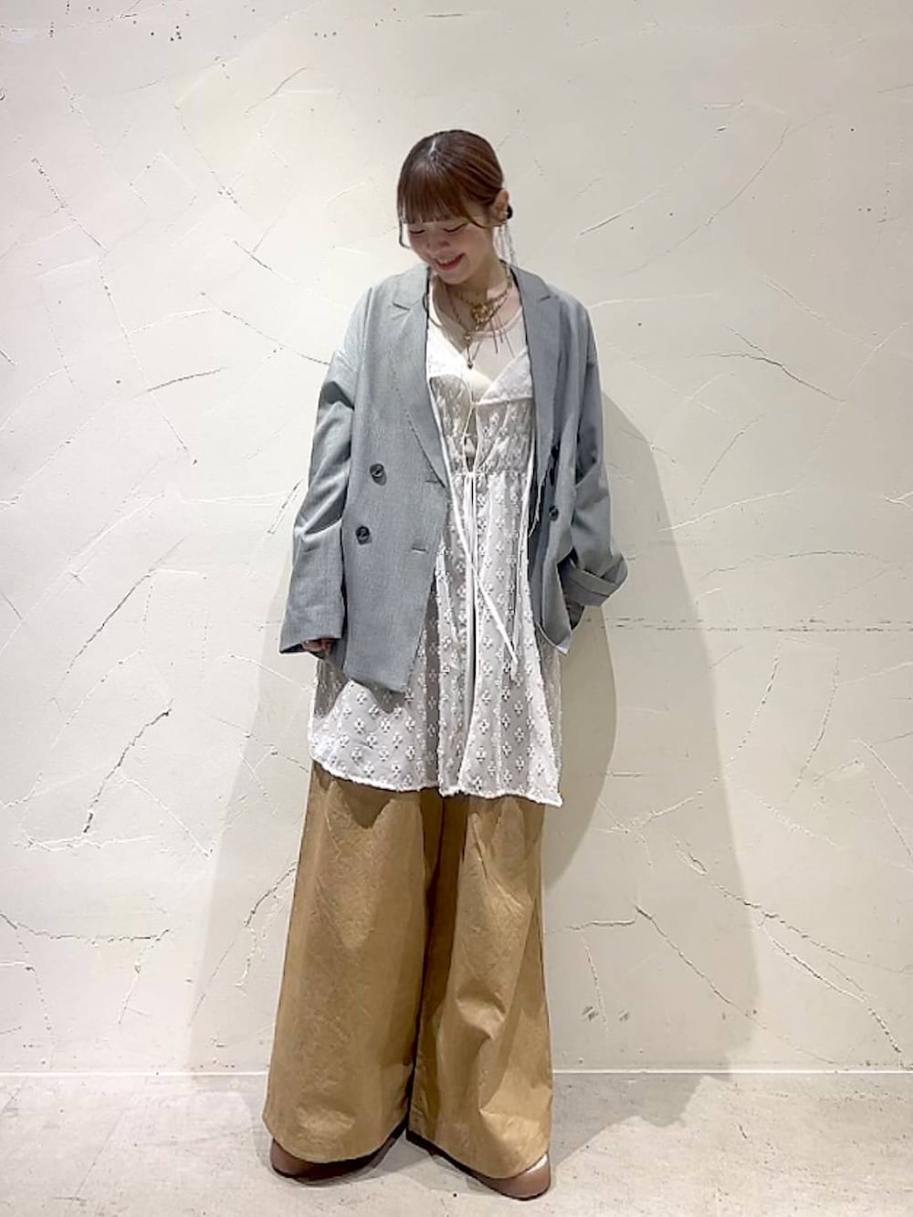 「着痩せ・細見え、体型カバー、ナチュラル、ママコーデ、春コーデ、夏コーデ、カジュアル、niko and ...、淡色コーデ、Over40スタッフ、大人カジュアル、ジャケット、ジャケットスタイル、ワンピース、パンツ」｜「niko and...のホヅホヅBIGダブルジャケット（テーラードジャケット、グレー系）」を使った、みきてぃ24さん（レディース・158cm）の春コーディネートの8枚目の写真