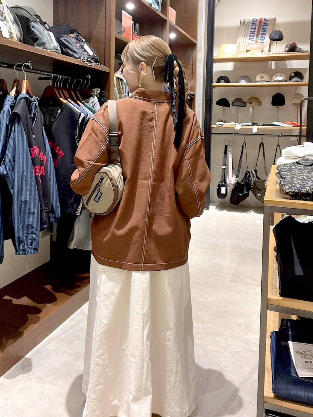 ブラウン系のカバーオール、ベージュ系のボディバッグ/ウエストポーチを着用したレディースの春コーディネートの4枚目の写真