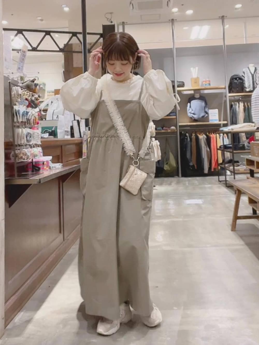 「着痩せ・細見え、体型カバー、ナチュラル、ママコーデ、カジュアル、niko and ...、春コーデ、ワンピース、キャミワンピース」｜「Me%のラメカスタムポーチサイフ 103424（コインケース、ゴールド系）」を使った、みきてぃ24さん（骨格ウェーブ・レディース・158cm）の冬コーディネートの2枚目の写真