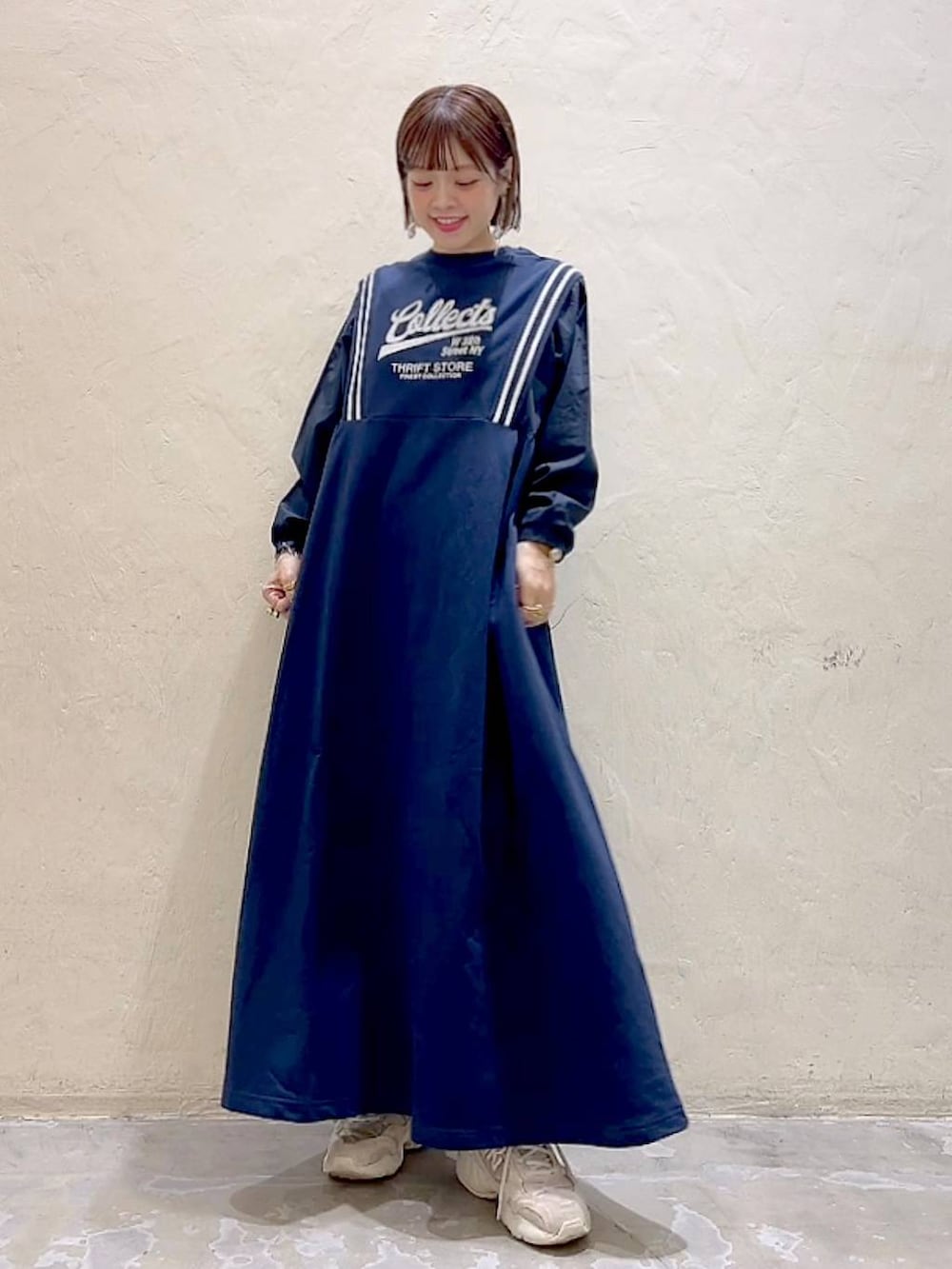 ブルー系のワンピースを着用したレディースの春コーディネートの2枚目の写真