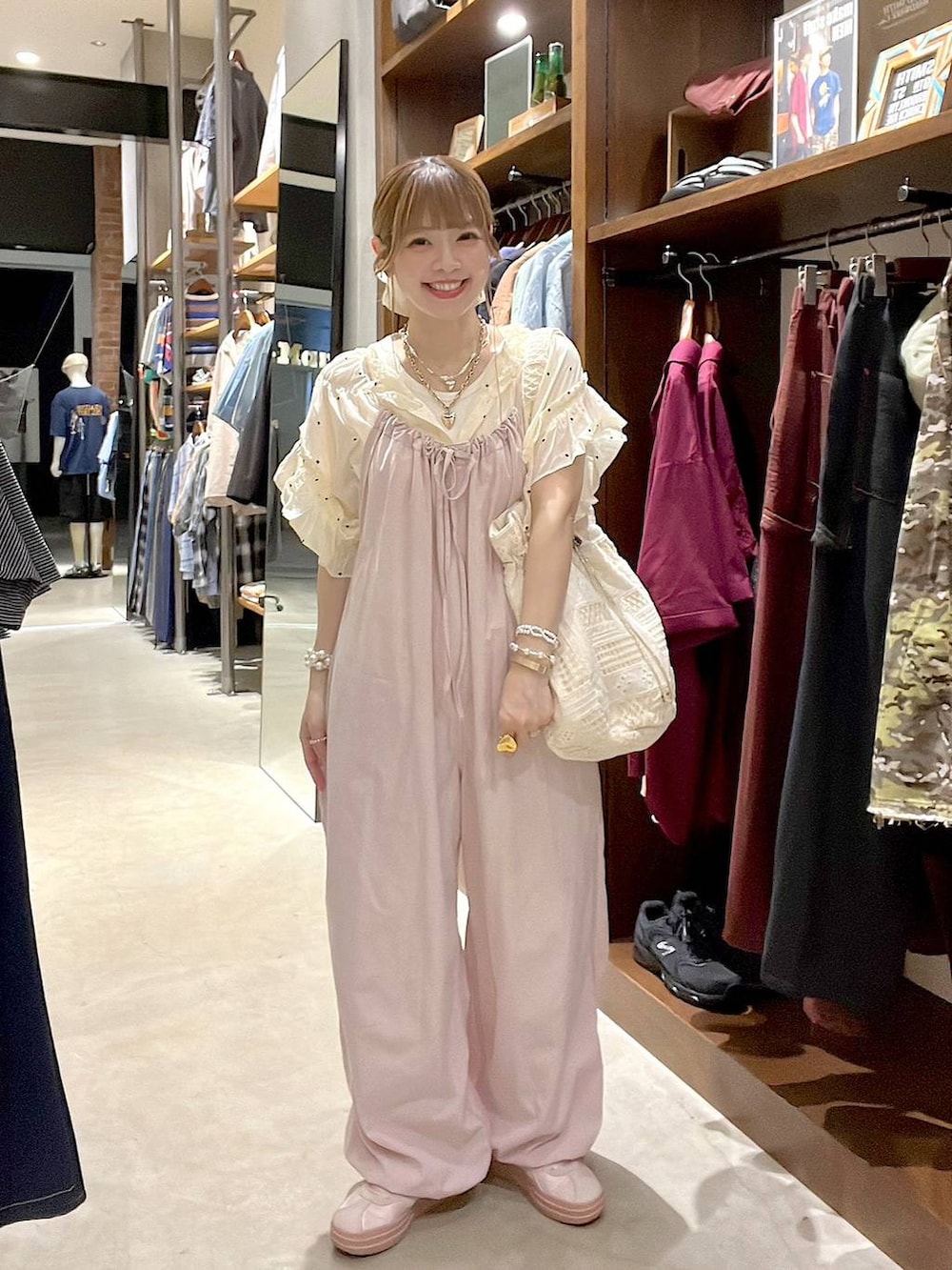 ピンク系のサロペット/オーバーオール、ベージュ系のトートバッグ、ホワイト系のシャツ/ブラウスを着用したレディースの夏コーディネートの7枚目の写真