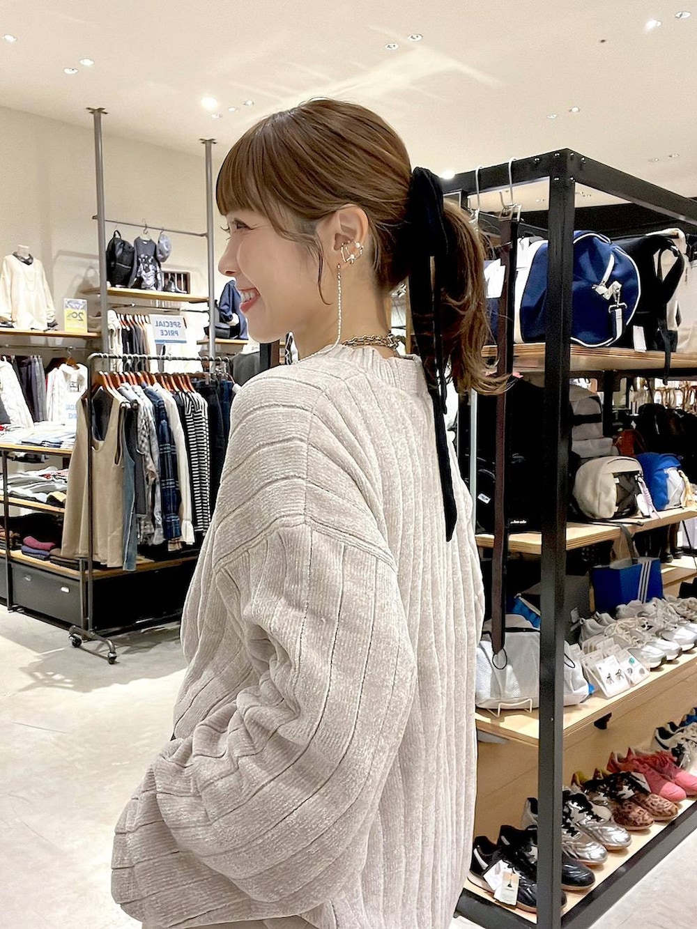 ベージュ系のその他パンツ、ブラウン系のニット/セーター、ゴールド系のネックレスを着用したレディースの秋コーディネートの5枚目の写真