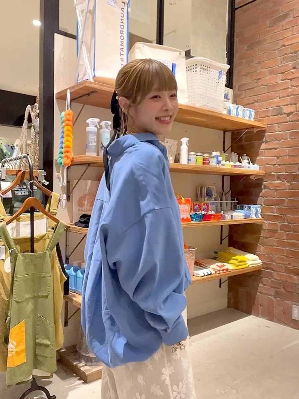 ベージュ系のその他パンツ、ベージュ系のスウェットパンツ、ブルー系のシャツ/ブラウスを着用したレディースの冬コーディネートの5枚目の写真
