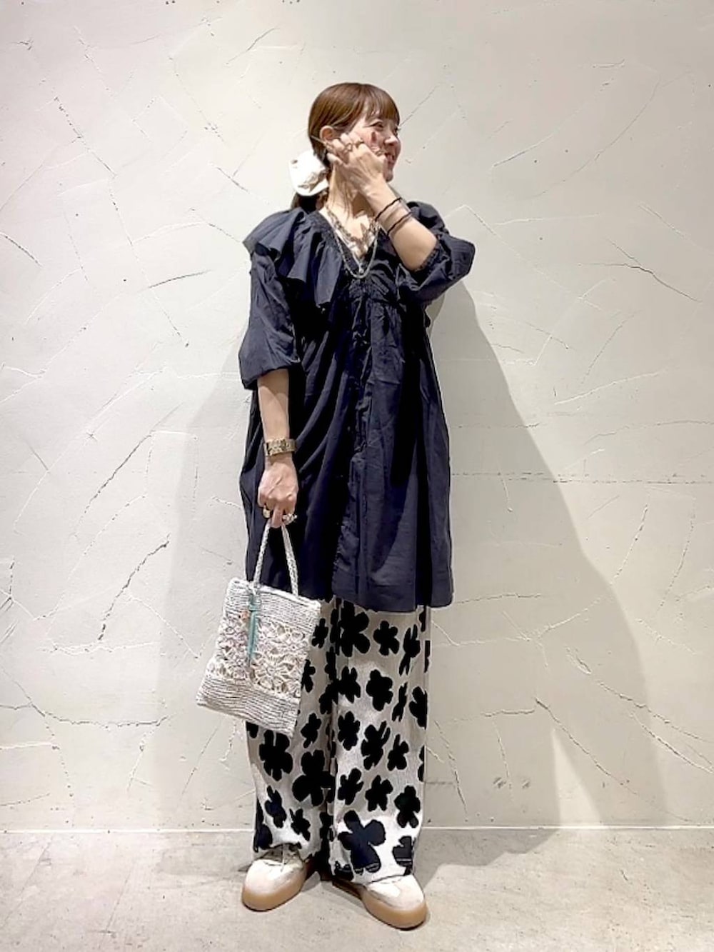 「大人カジュアル、ブラウス、着痩せ・細見え、体型カバー、ナチュラル、ママコーデ、春コーデ、夏コーデ、カジュアル、niko and ...、淡色コーデ、Over40スタッフ、パンツ、ショルダーバッグ」｜「niko and...のプレミアムローンフリルチュニック（チュニック、グレー系）」を使った、みきてぃ24さん（レディース・158cm）の春コーディネートの2枚目の写真