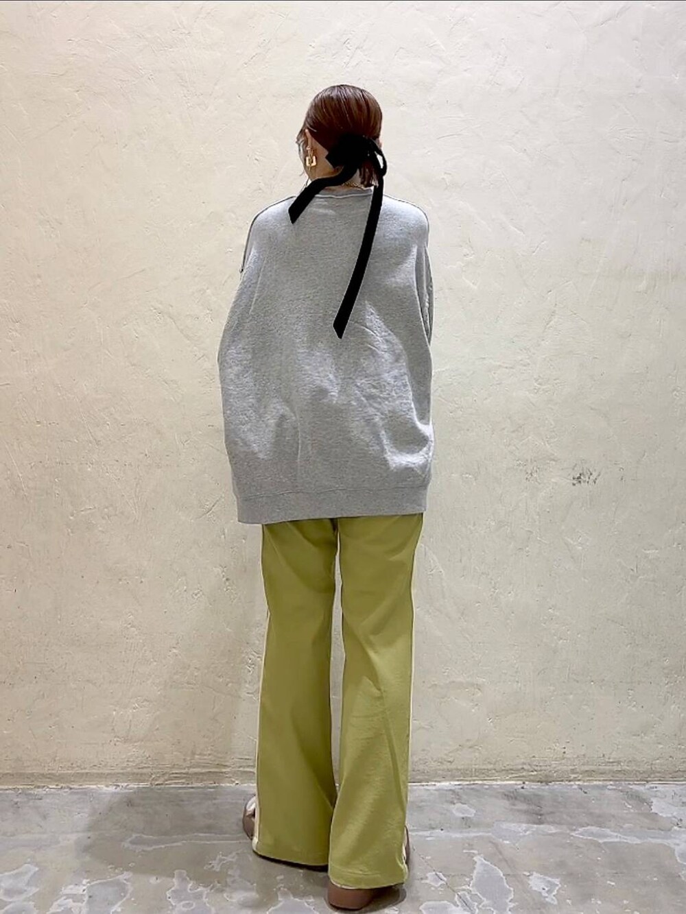 グリーン系のその他パンツを着用したレディースの冬コーディネートの5枚目の写真