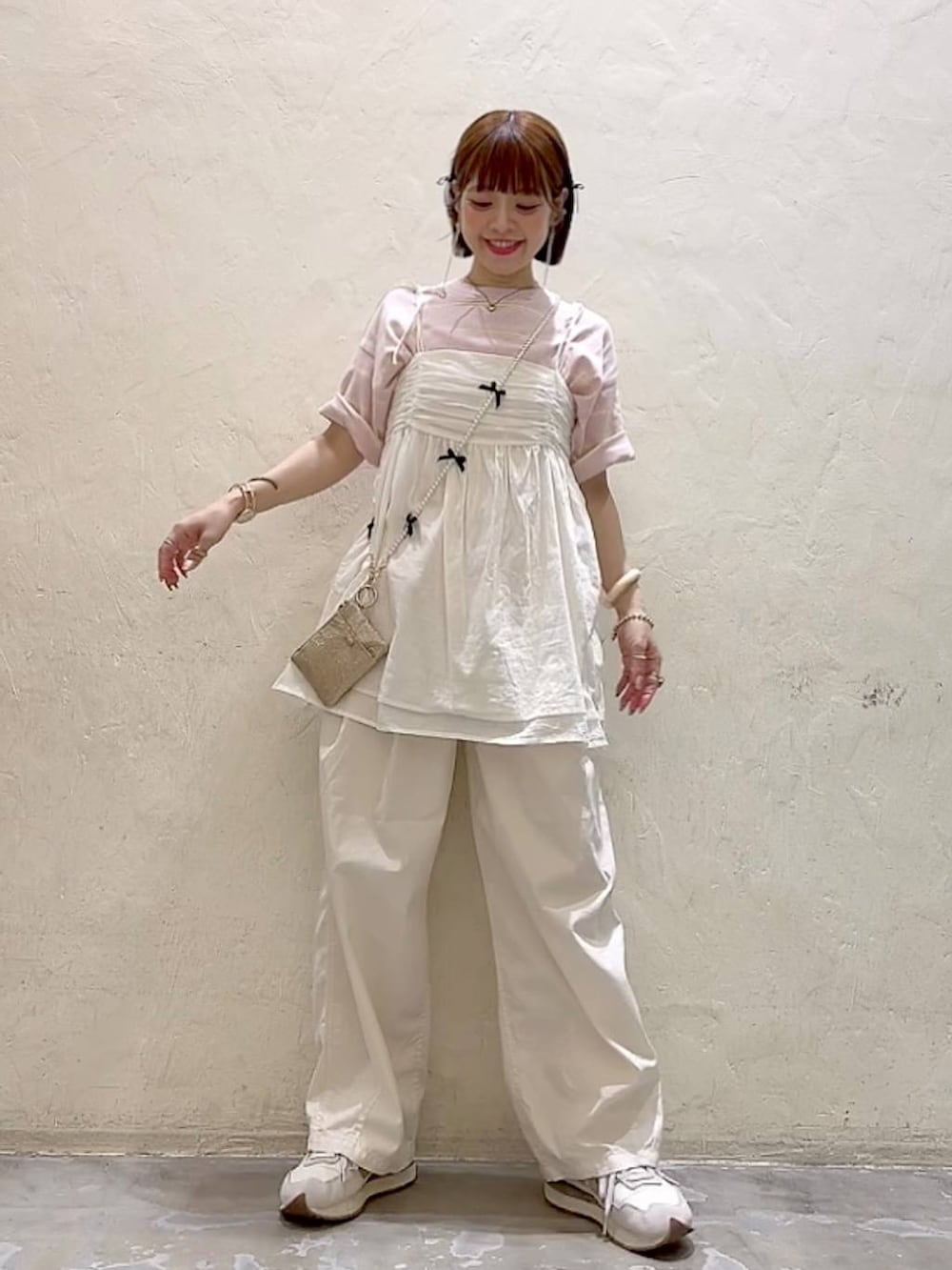 「パンツ、着痩せ・細見え、体型カバー、ナチュラル、ママコーデ、夏コーデ、カジュアル、niko and ...、淡色コーデ、Over40スタッフ、大人カジュアル、Tシャツ、キャミソール、レイヤードスタイル、モバイルグッズ_Me%」｜「Me%のリボンモバイルストラップ　996436（スマホグッズ、ベージュ系）」を使った、みきてぃ24さん（骨格ウェーブ・レディース・158cm）の夏コーディネートの6枚目の写真