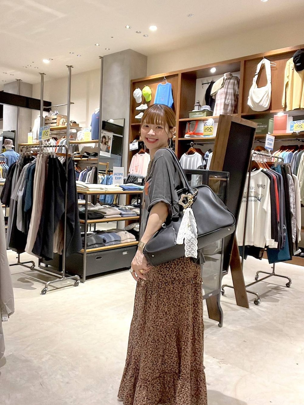 「着痩せ・細見え、体型カバー、ナチュラル、ママコーデ、春コーデ、夏コーデ、カジュアル、niko and ...、淡色コーデ、Over40スタッフ、大人カジュアル、Tシャツ、スカート、ロングスカート、ボストンバッグ」｜「eLの【eL】Large Boston Bag/288120（ショルダーバッグ、ブラック系）」を使った、みきてぃ24さん（レディース・158cm）の春コーディネートの7枚目の写真