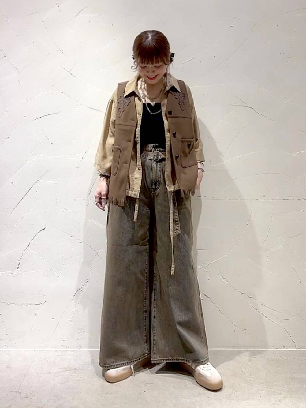 ベージュ系のシャツ/ブラウス、ブラウン系のデニムパンツ、イエロー系のベストを着用したレディースの夏コーディネートの8枚目の写真