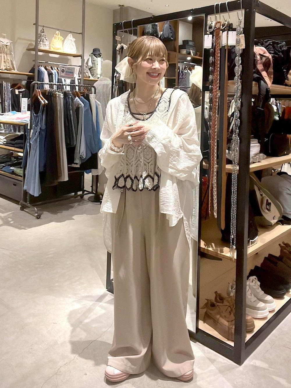 ホワイト系のシャツ/ブラウス、ベージュ系のキャミソール、ゴールド系のリングを着用したレディースの春コーディネートの2枚目の写真