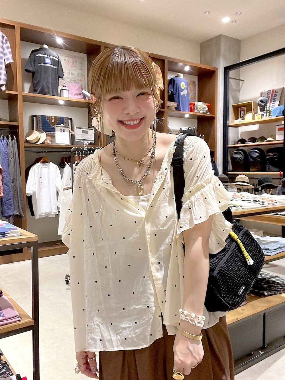 ブラック系のサンダル、ホワイト系のシャツ/ブラウス、ブラック系のショルダーバッグを着用したレディースの夏コーディネートの4枚目の写真