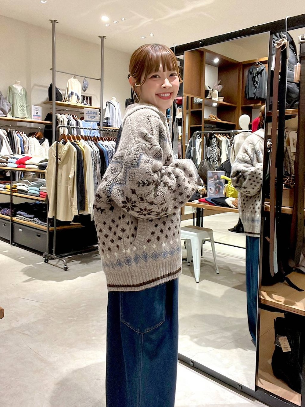 ベージュ系のニット/セーター、イエロー系のヘアピンを着用したレディースの秋コーディネートの9枚目の写真