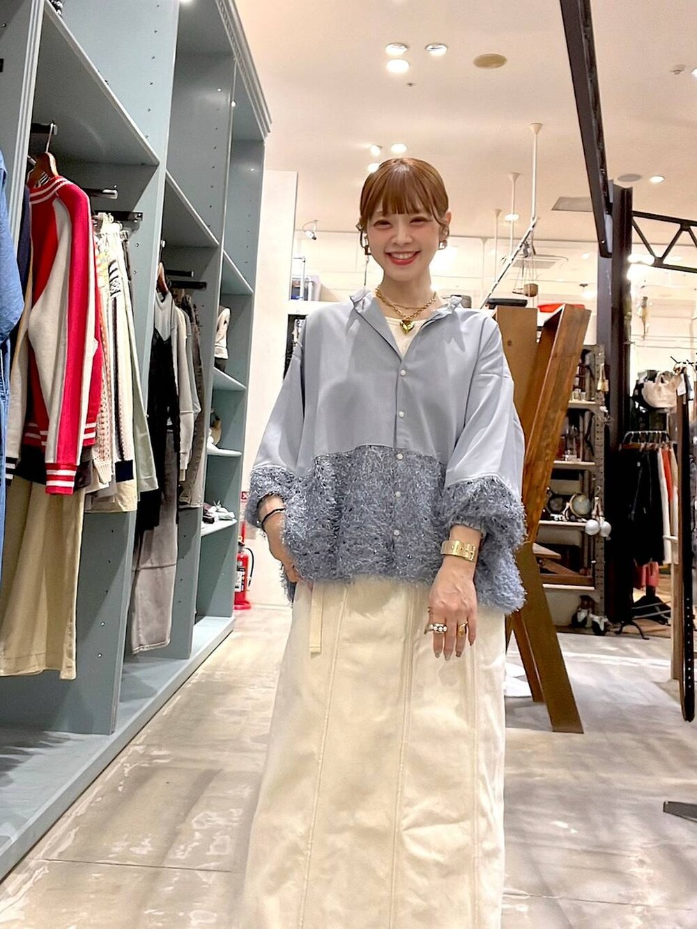 「着痩せ・細見え、体型カバー、ナチュラル、ママコーデ、春コーデ、カジュアル、niko and ...、淡色コーデ、Over40スタッフ、大人カジュアル、ブラウス、シャツ、スカート、時計」｜「niko and...のワイドメッシュウォッチ（アナログ腕時計、イエロー系）」を使った、みきてぃ24さん（レディース・158cm）の春コーディネートの5枚目の写真